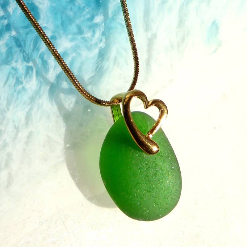 Anhänger Aus Seeglas in Grün Mit Goldener Herzschlaufe von meersusedesign