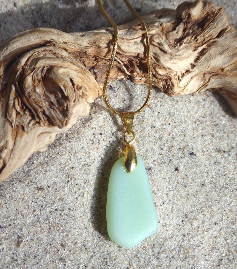 Anhänger Aus Seeglas in Mintgrün Mit Goldfarbener Schlaufe von meersusedesign
