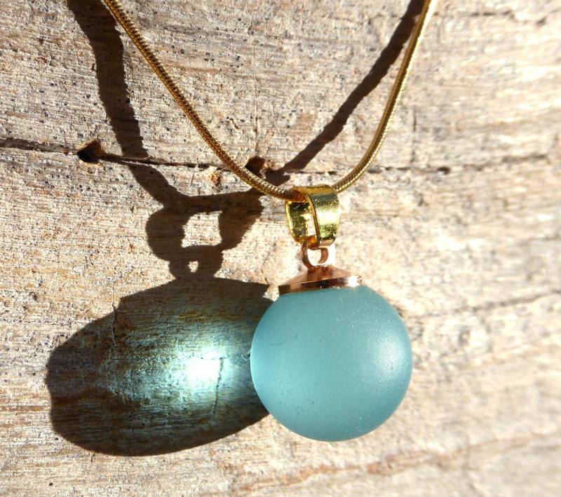 Anhänger Aus Türkiser Seeglaskugel Mit Goldfarbender Schlaufe von meersusedesign