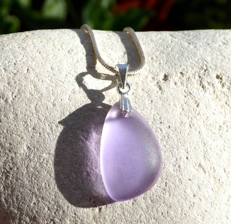 Anhänger Mit Fliederfarbenem Seeglas Und Silberner Schlaufe von meersusedesign
