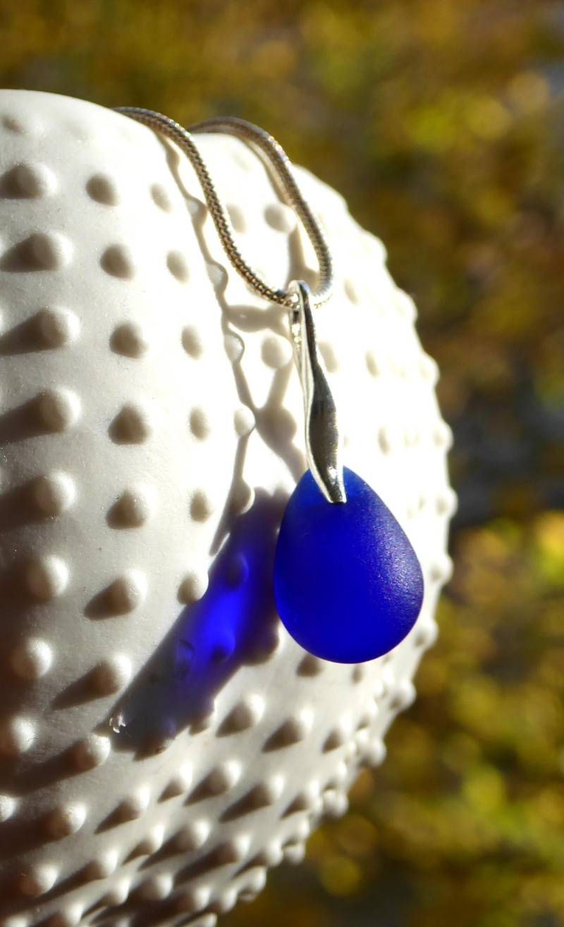 Anhänger Mit Kobaltblauem Glastropfen Und Silberner Fassung von meersusedesign