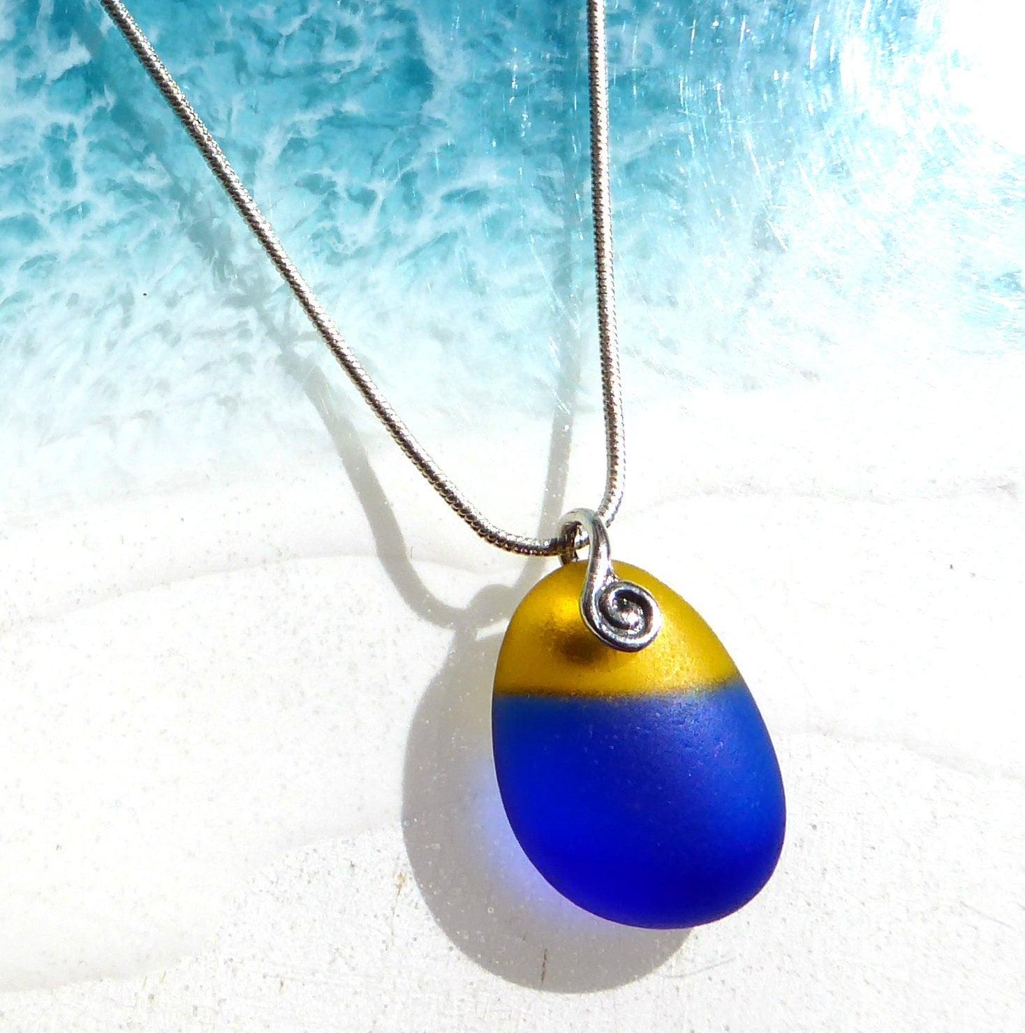 Anhänger Mit Mehrfarbigem Gelb-Blauen Seeglas Und Einer Spirale in 925-Er Silber von meersusedesign