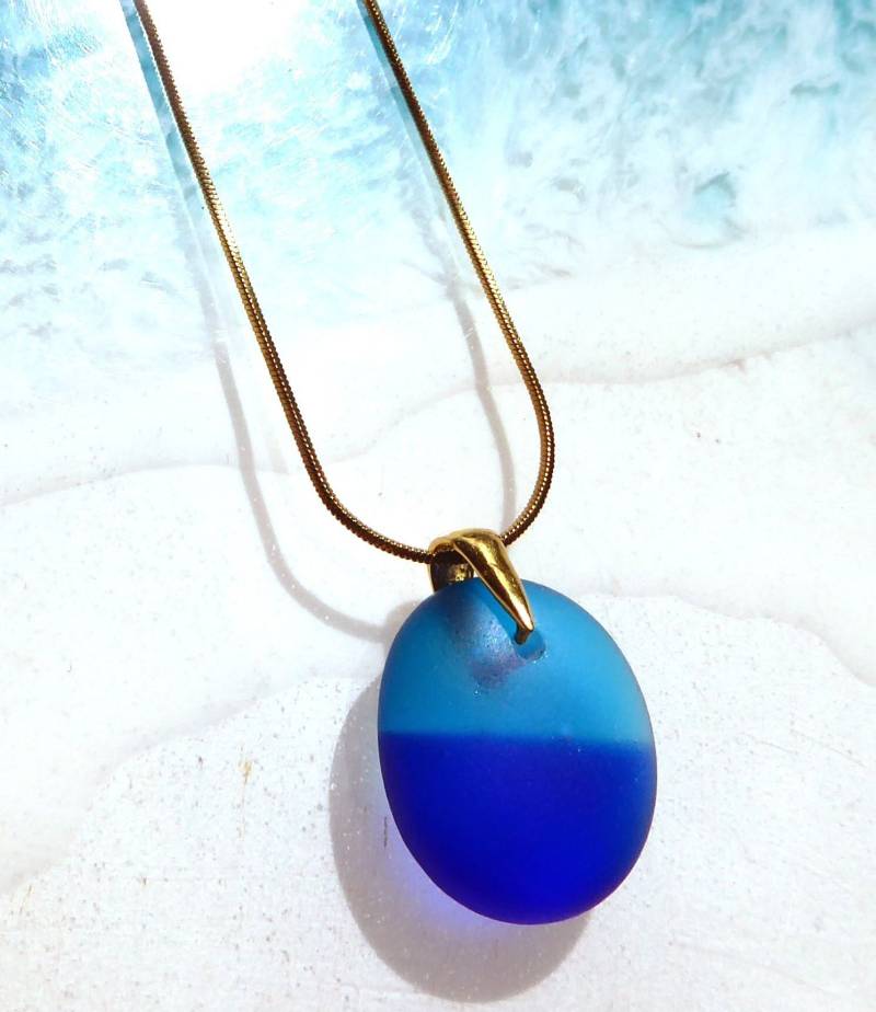 Anhänger Mit Mehrfarbigem Türkis-Blauem Seeglas Und Vergoldeter Schlaufe Anhänger Mit Mehrfarbigem Türkis-Blauem Seeglas Und Vergoldeter Schlaufe von meersusedesign