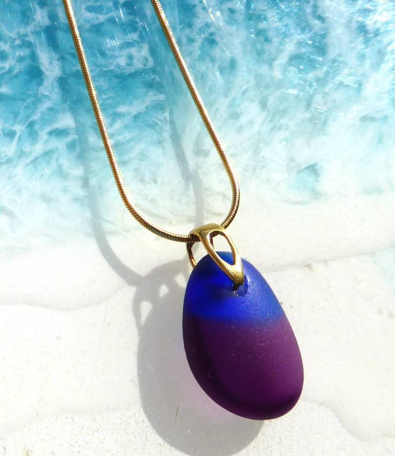 Anhänger Mit Mehrfarbigem Violett-Blauem Seeglas Und Vergoldeter Schlaufe von meersusedesign