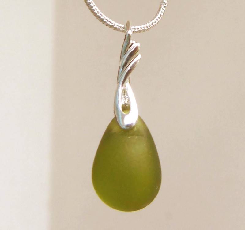 Anhänger Mit Olivegrünen Glastropfen Und Silberner Fassung von meersusedesign