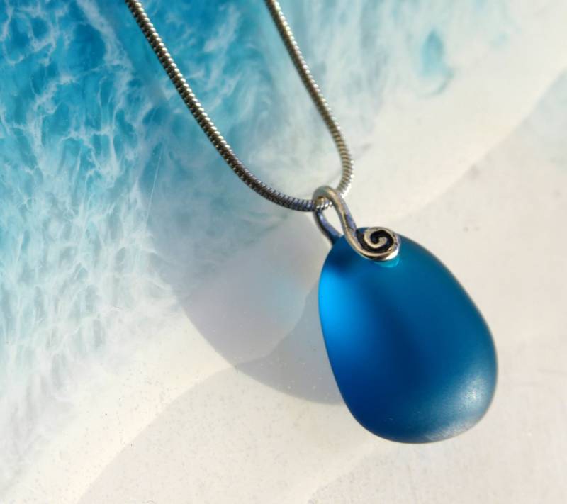 Anhänger Mit Petrolfarbenem Seeglas Und Silberner Spirale von meersusedesign