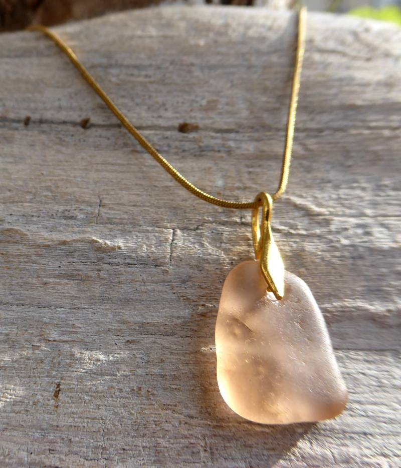 Anhänger Mit Pfirsichfarbenem Seeglas Goldener Schlaufe von meersusedesign