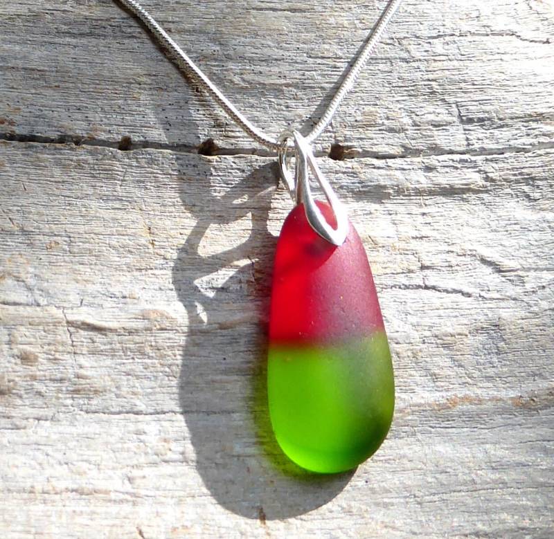 Anhänger Mit Rot - Grünem Seeglas Und Schlaufe in 925-Er Silber von meersusedesign