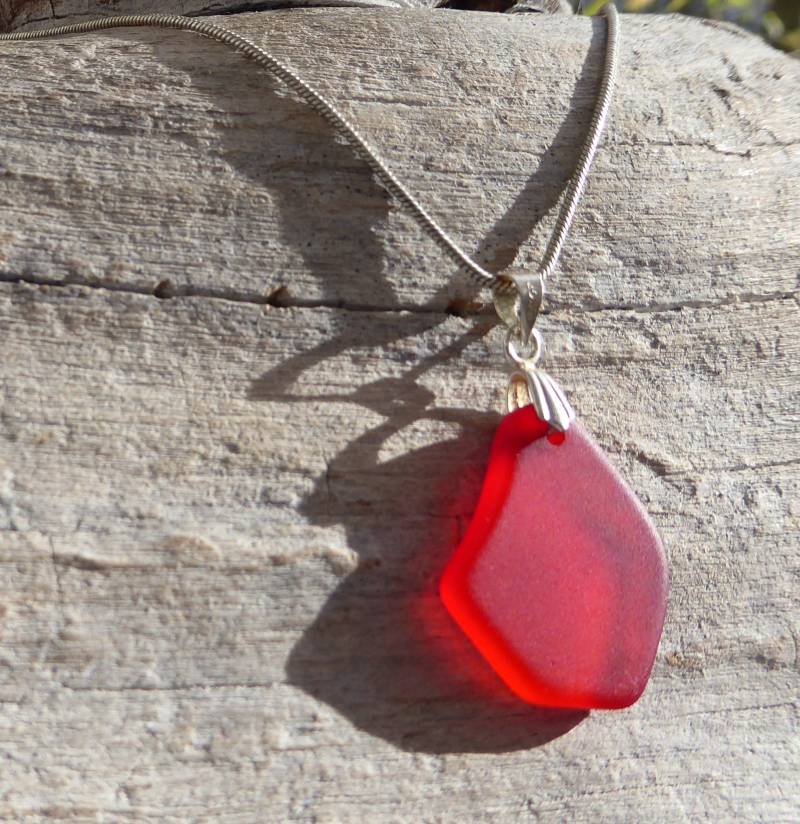 Anhänger Mit Rotem Seeglas Und Silberfarbender Schlaufe von meersusedesign