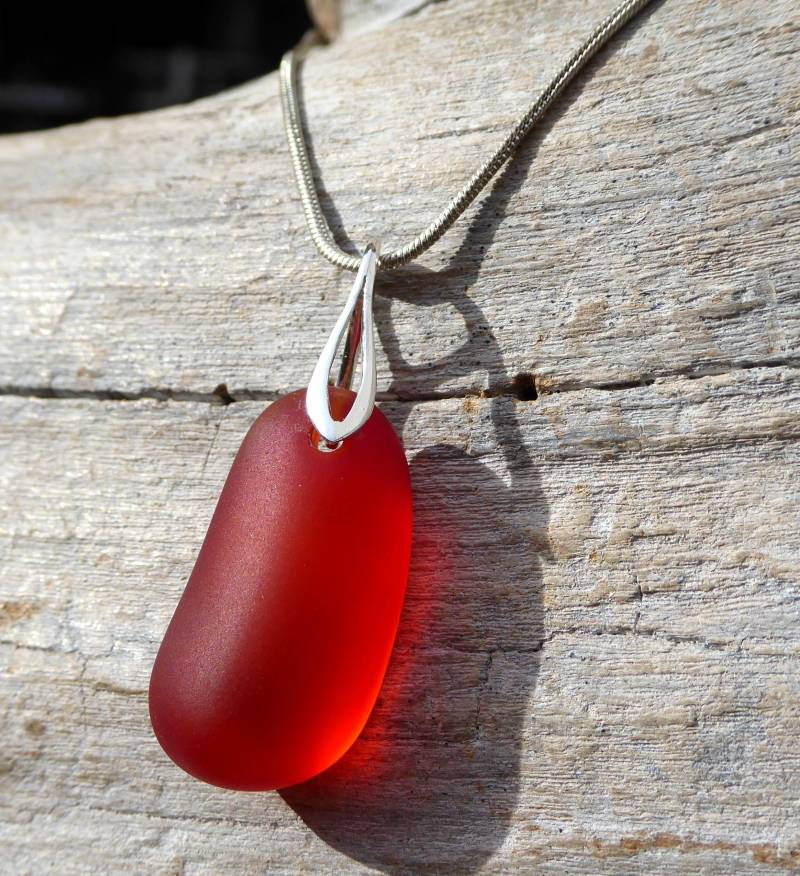 Anhänger Mit Rotem Seeglas Und Silberner Schlaufe von meersusedesign