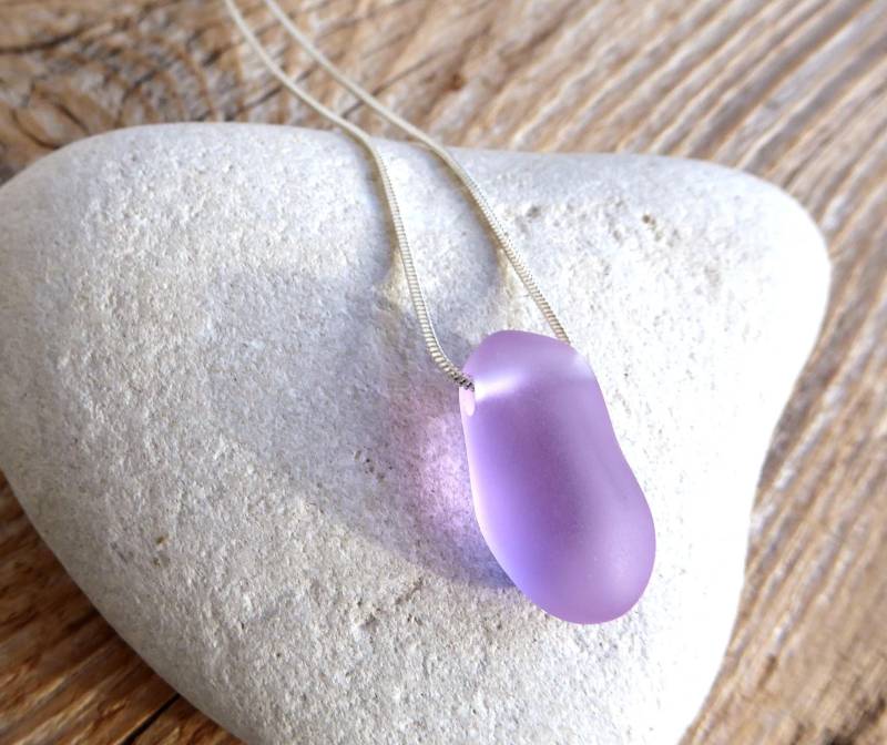 Anhänger Mit Seeglas in Hellem Violett Und Seitlicher Bohrung von meersusedesign