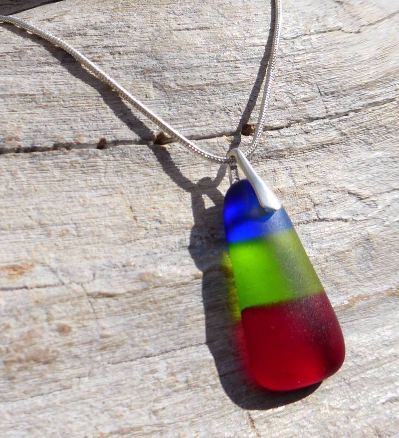 Anhänger Mit Seeglas in Rot-Grün-Blau Und Schlaufe Aus 925-Er Silber von meersusedesign