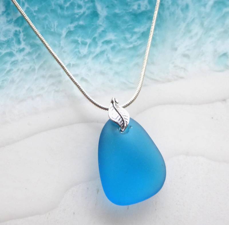 Anhänger Mit Türkisem Seeglas Und Silberner Blattschlaufe von meersusedesign