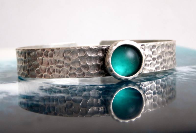 Armreif Gehämmert, Silberfarbend Und Verstellbar, Mit Grüntürkisem Cabochon Armreif Gehämmert, Silberfarbend Und Verstellbar, Mit Grüntürkisem Cabochon von meersusedesign