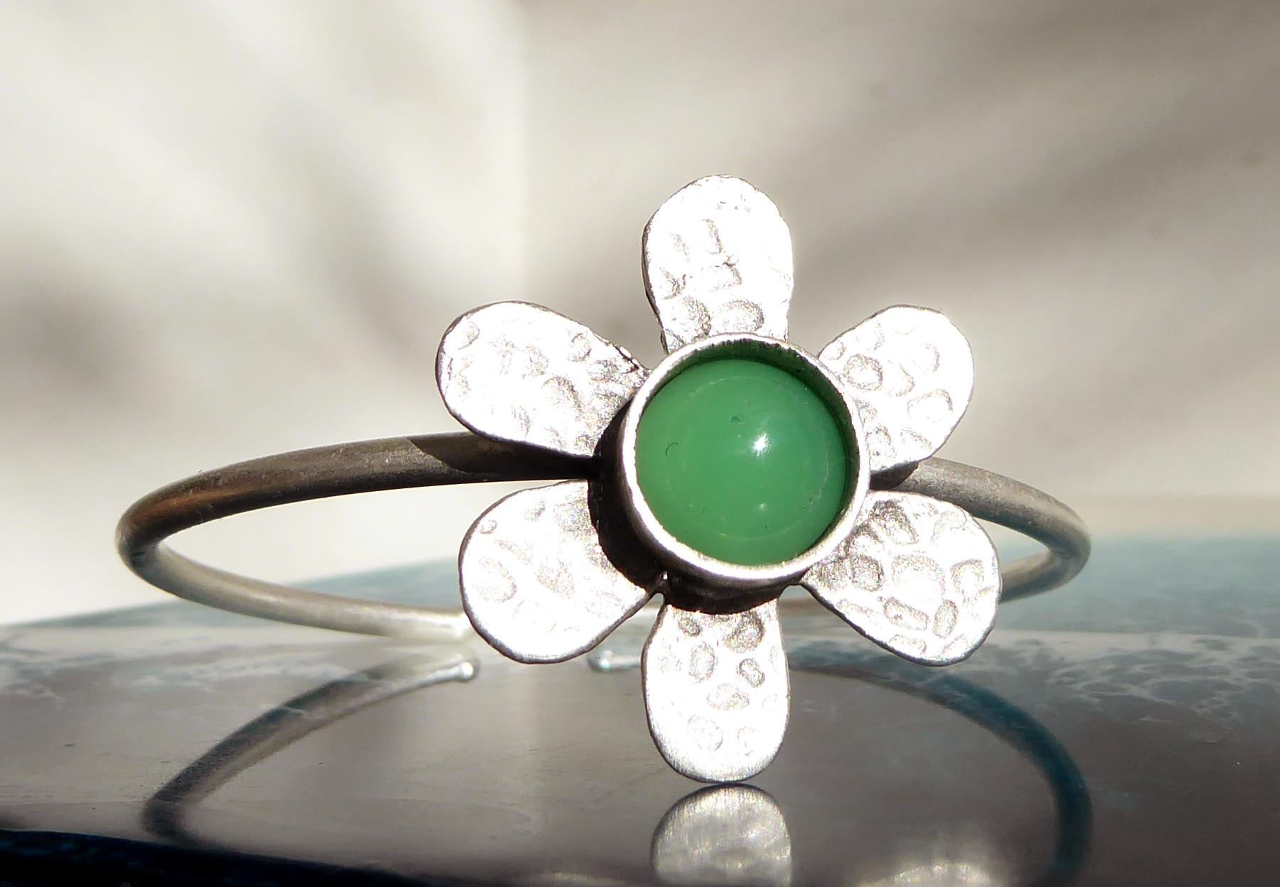 Armreif Mit Einer Blume , Silberfarbend Und Verstellbar Armreif Mit Einer Blume , Silberfarbend Und Verstellbar von meersusedesign