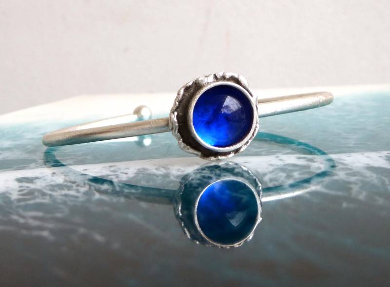 Armreif Mit Rosette in Blau, Gehämmert, Silberfarbend Und Verstellbar Armreif Mit Rosette in Blau, Gehämmert, Silberfarbend Und Verstellbar von meersusedesign