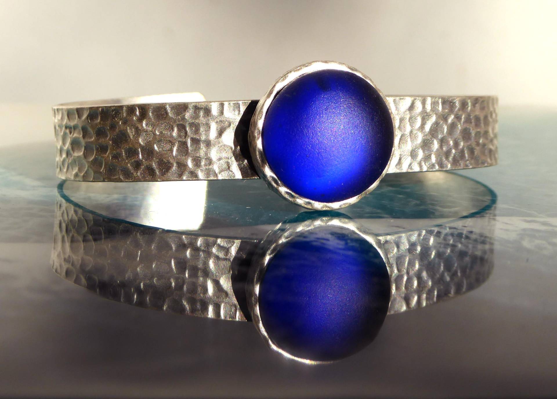 Armreif Mit Seeglas in Blau, Gehämmert, Silberfarbend Und Verstellbar von meersusedesign