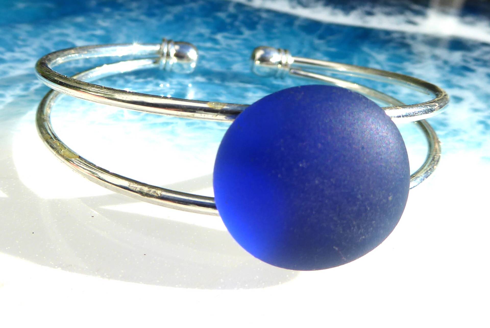 Armreif Mit Seeglas in Blau, Silberfarbend Und Verstellbar Armreif Mit Seeglas in Blau, Silberfarbend Und Verstellbar von meersusedesign