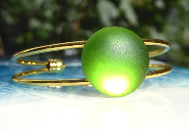 Armreif Mit Seeglas in Grün, Goldfarbend Und Verstellbar von meersusedesign