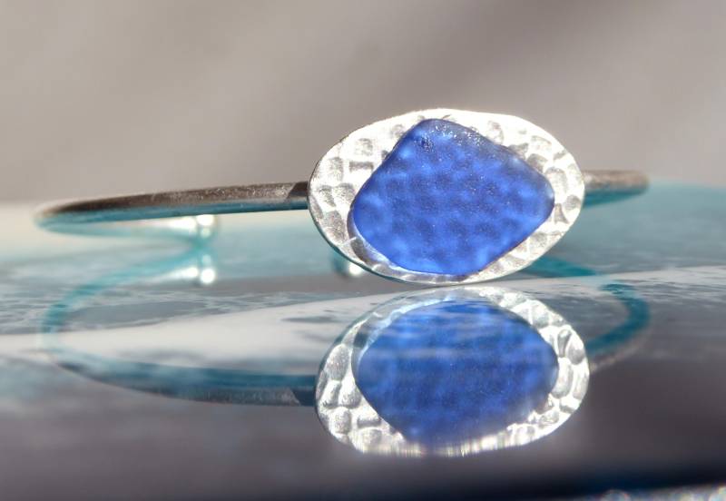 Armreif Mit Seeglas in Kobaltblau, Silberfarbend Und Verstellbar von meersusedesign