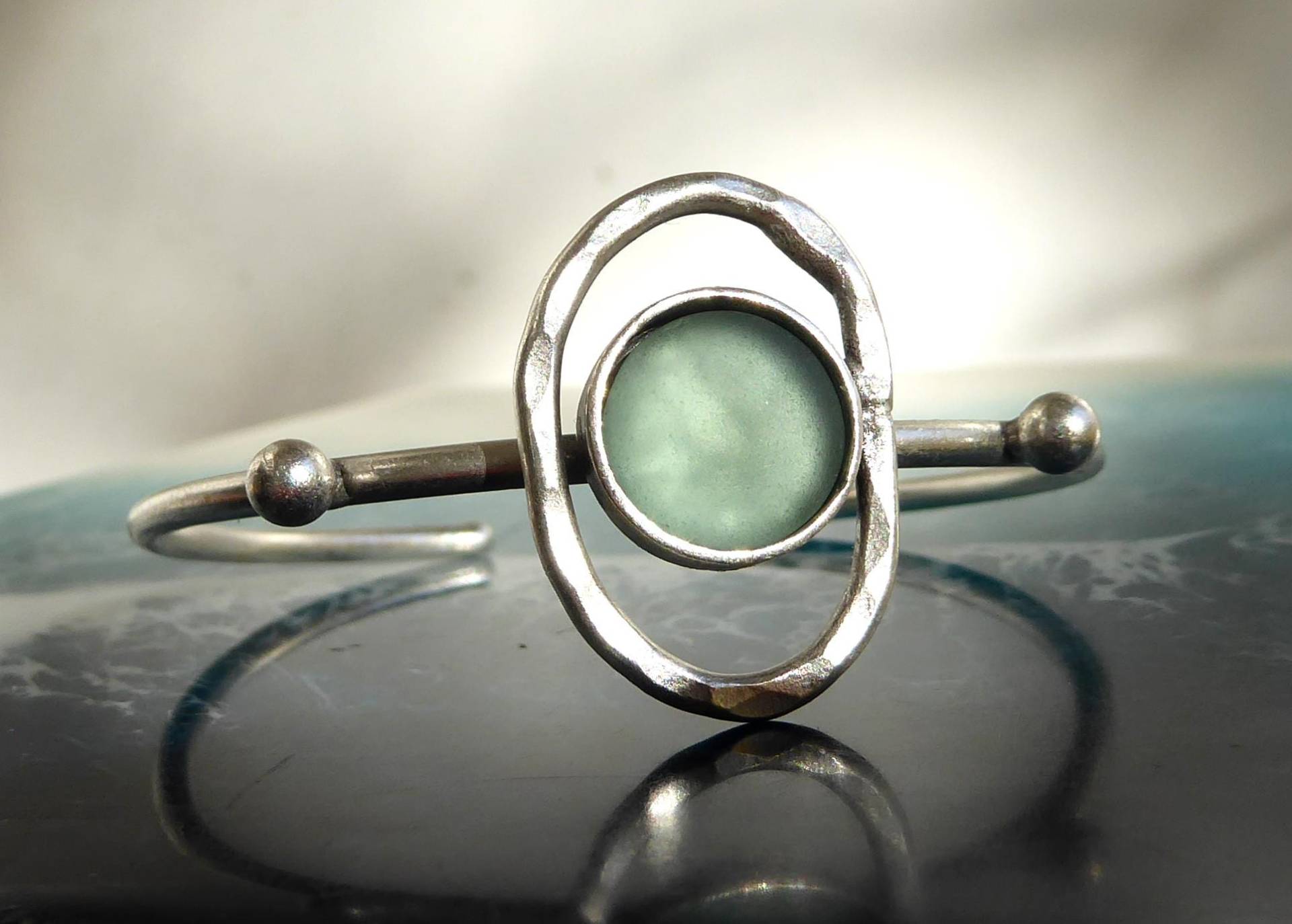 Armreif Mit Seeglas in Minttürkis Und Gehämmertem Kreis, Silberfarbend von meersusedesign