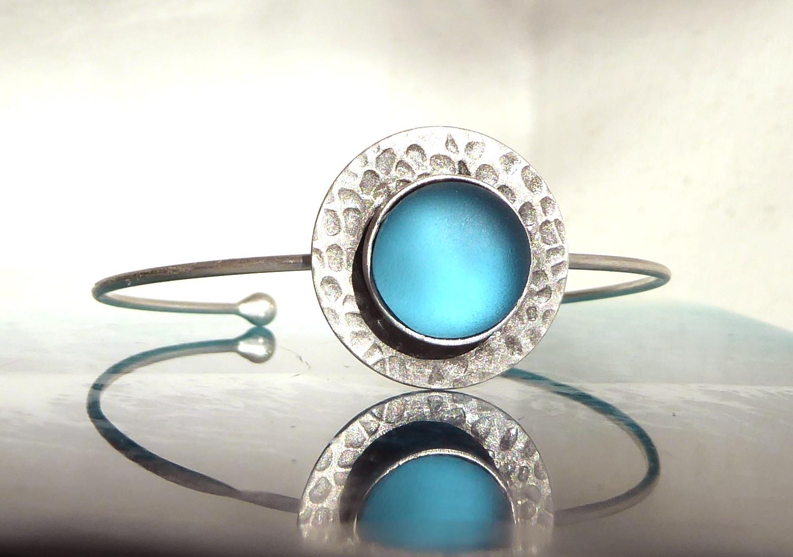 Armreif Mit Seeglas in Türkis, Gehämmert, Silberfarbend Und Verstellbar von meersusedesign