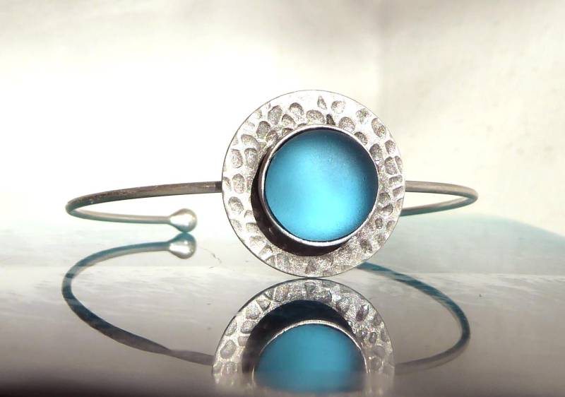 Armreif Mit Seeglas in Türkis, Gehämmert, Silberfarbend Und Verstellbar von meersusedesign