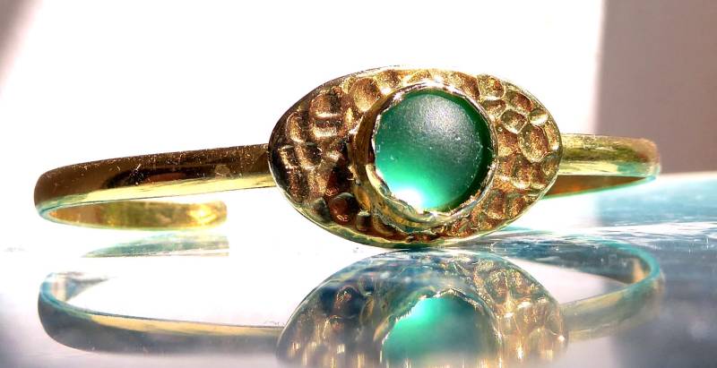 Armreif Mit Seeglas in Türkisgrün, Goldfarbend Und Verstellbar von meersusedesign