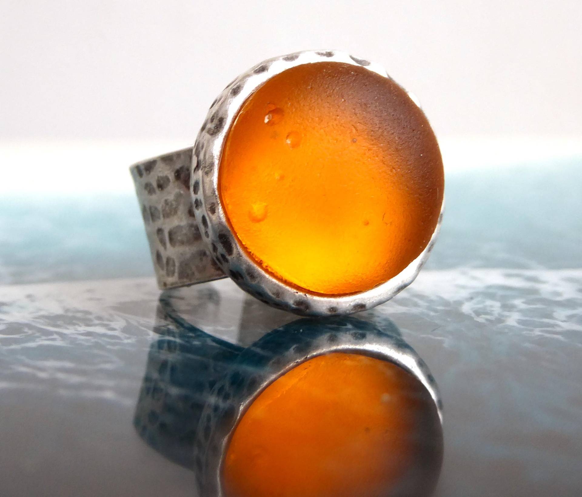 Großer Ring Mit Gelb-Orangenem Seeglas , Silberfarbend Verstellbar Großer Ring Mit Gelb-Orangenem Seeglas , Silberfarbend Verstellbar von meersusedesign