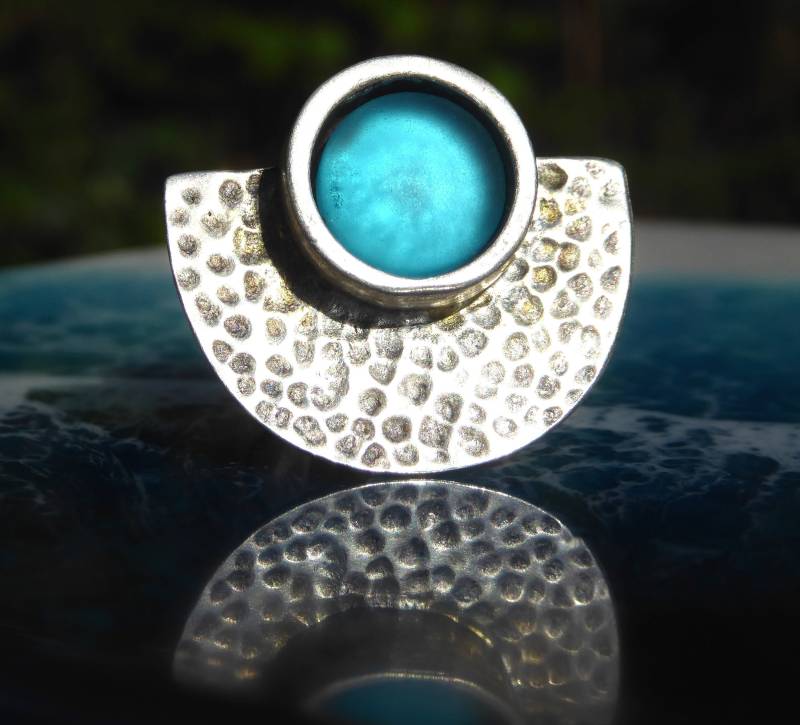 Großer Ring Mit Petrolfarbenem Seeglas Und Gehämmertem Halbkreis , Silberfarbend Verstellbar von meersusedesign