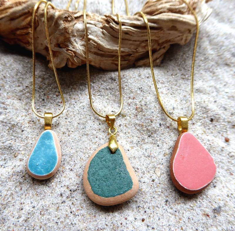 Kette Mit Einem Anhänger Aus Einer Seekeramikscherbe Goldfarbener Schlaufe von meersusedesign