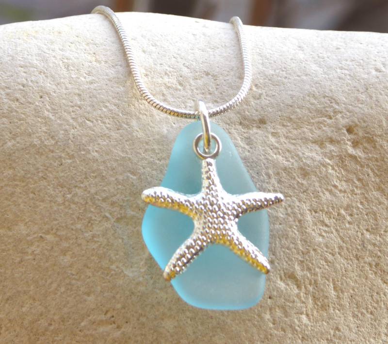 Kette Mit Einem Anhänger Aus Helltürkisem Seeglas Und Silberfarbenem Seestern von meersusedesign