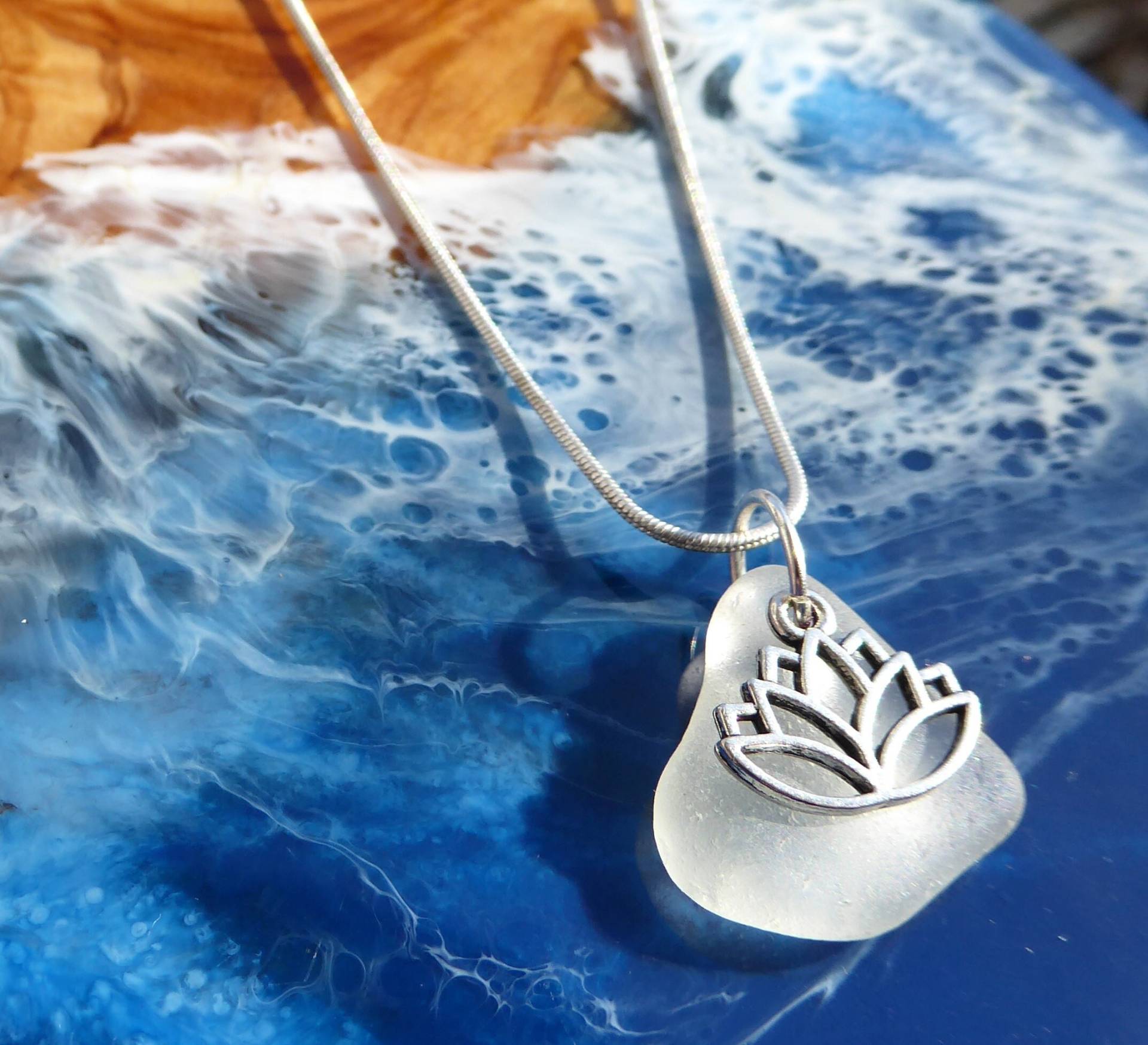 Kette Mit Einem Anhänger Aus Weißem Seeglas Und Silberfarbener Lotusblüte Kette Mit Einem Anhänger Aus Weißem Seeglas Und Silberfarbener Lotusblüte von meersusedesign