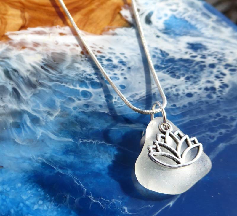 Kette Mit Einem Anhänger Aus Weißem Seeglas Und Silberfarbener Lotusblüte Kette Mit Einem Anhänger Aus Weißem Seeglas Und Silberfarbener Lotusblüte von meersusedesign