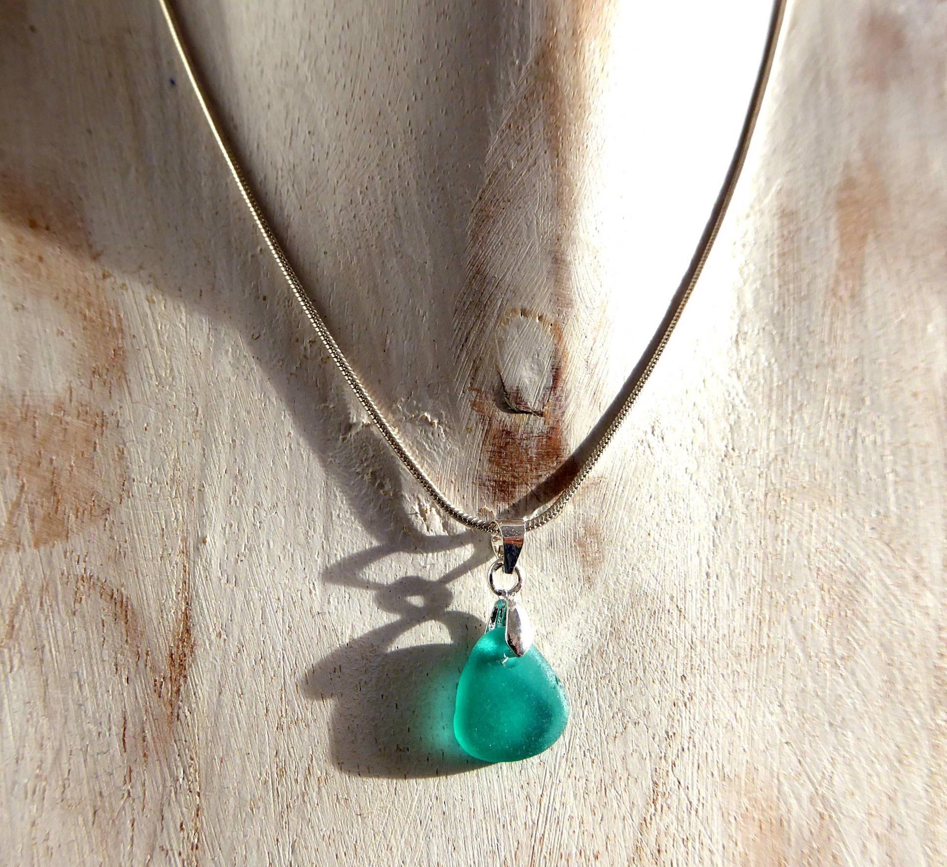 Kleiner Anhänger Aus Petrolfarbendem Seeglas Mit Silberfarbener Schlaufe von meersusedesign