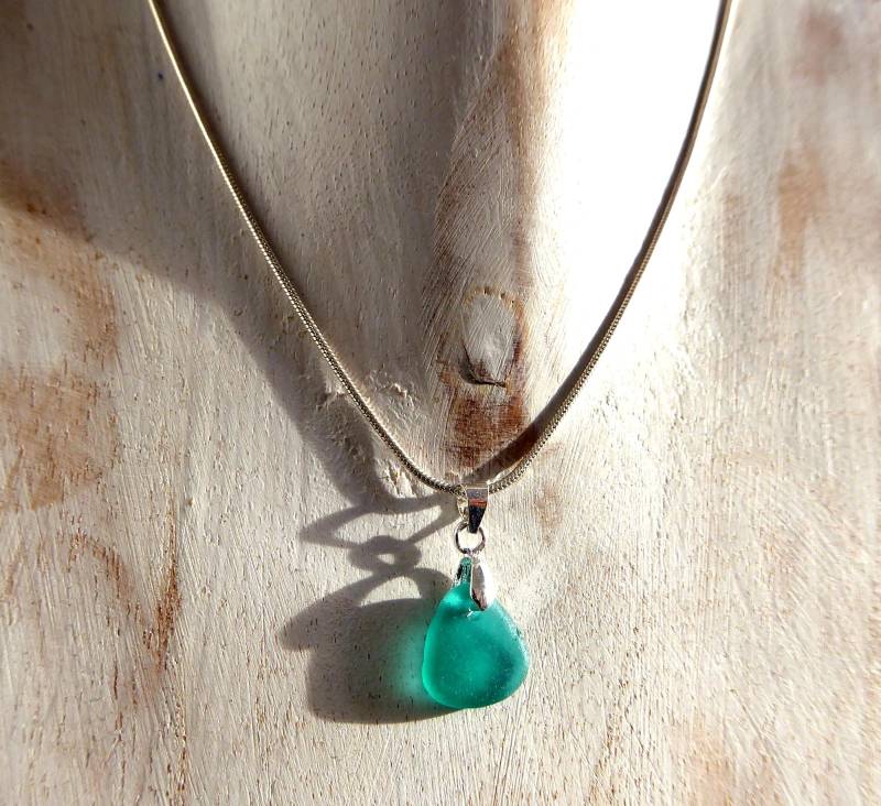 Kleiner Anhänger Aus Petrolfarbendem Seeglas Mit Silberfarbener Schlaufe von meersusedesign