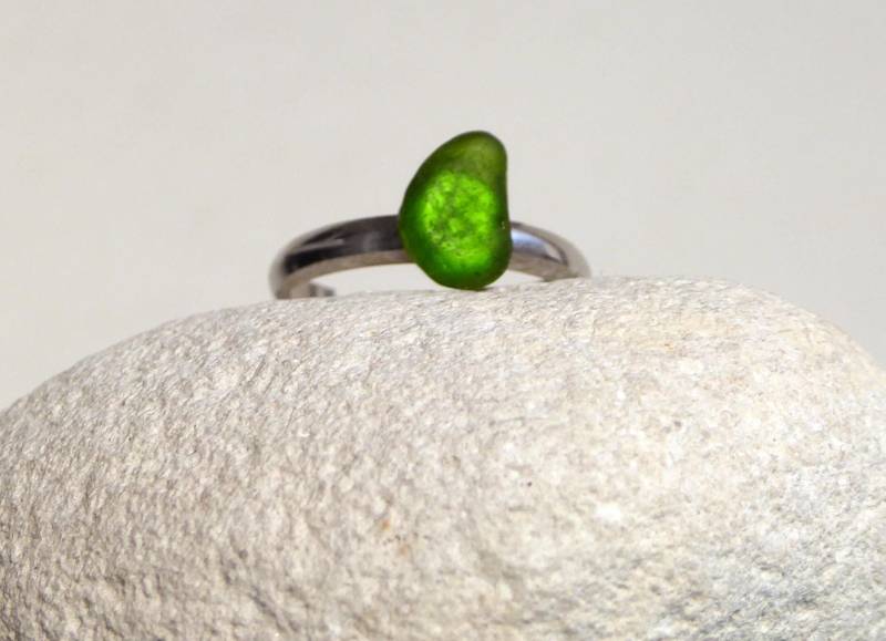 Kleiner Ring Mit Grünem Seeglas , Silberfarbend Verstellbar Kleiner Ring Mit Grünem Seeglas , Silberfarbend Verstellbar von meersusedesign