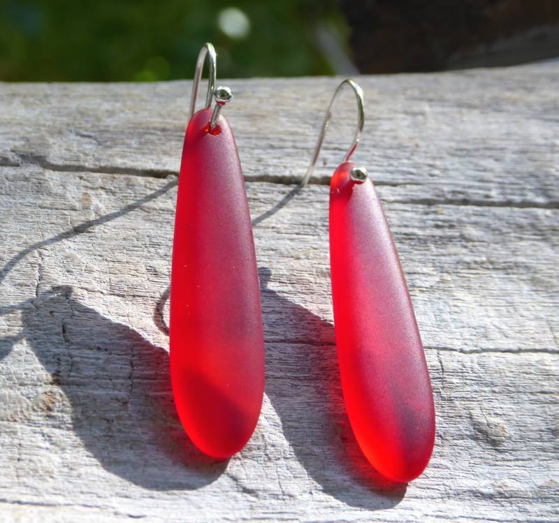 Lange Ohrringe Mit Rotem Seeglas Und Silberfarbenden Ohrhaken von meersusedesign
