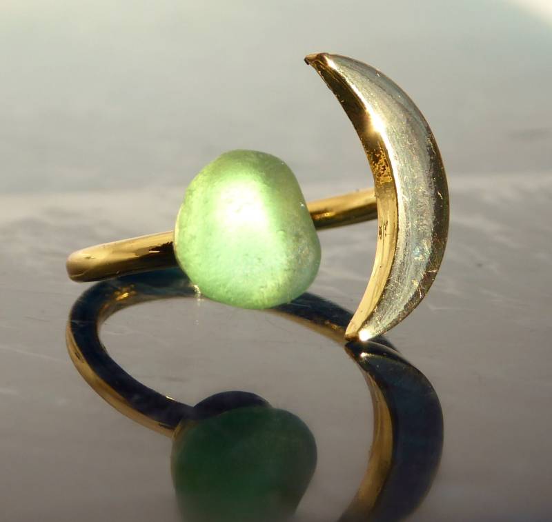 Mond-Erde-Ring Mit Hellgrünem Seeglas , Goldfarbend Verstellbar von meersusedesign