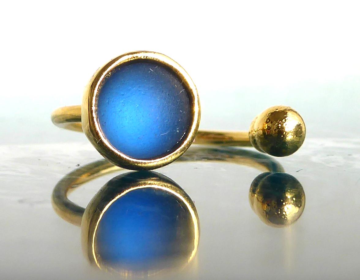 Offener Ring Mit Hellblauem Seeglas Und Goldfarbender Kugel von meersusedesign