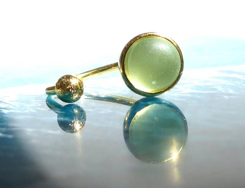 Offener Ring Mit Helltürkisem Seeglas Und Goldfarbender Kugel Offener Ring Mit Helltürkisem Seeglas Und Goldfarbender Kugel von meersusedesign