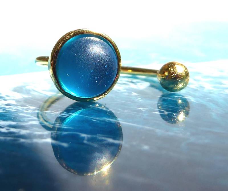 Offener Ring Mit Türkisem Seeglas Und Goldfarbender Kugel von meersusedesign
