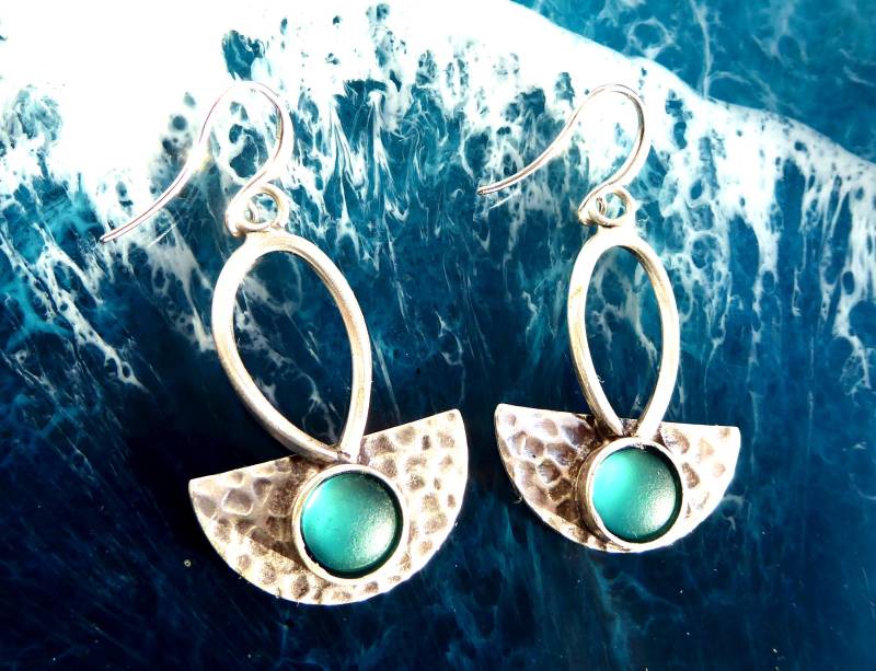 Ohrringe Mit Grüntürkisem Seeglas Und Gehämmertem Halbkreis in Silber von meersusedesign