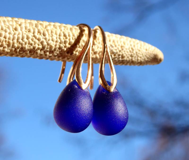 Ohrringe Mit Kobaltblauen Tropfen Aus Glas Und Rosegoldenen Ohrhaken von meersusedesign