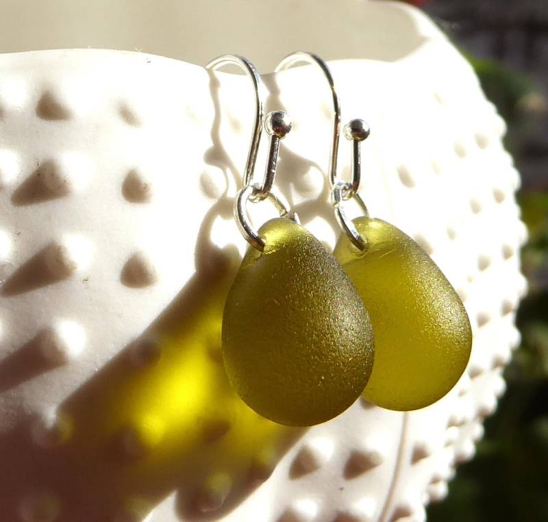 Ohrringe Mit Olivegrünen Tropfen Aus Seidenmattem Glas Und Silbernen Ohrhaken Ohrringe Mit Olivegrünen Tropfen Aus Seidenmattem Glas Und Silbernen Ohrhaken von meersusedesign