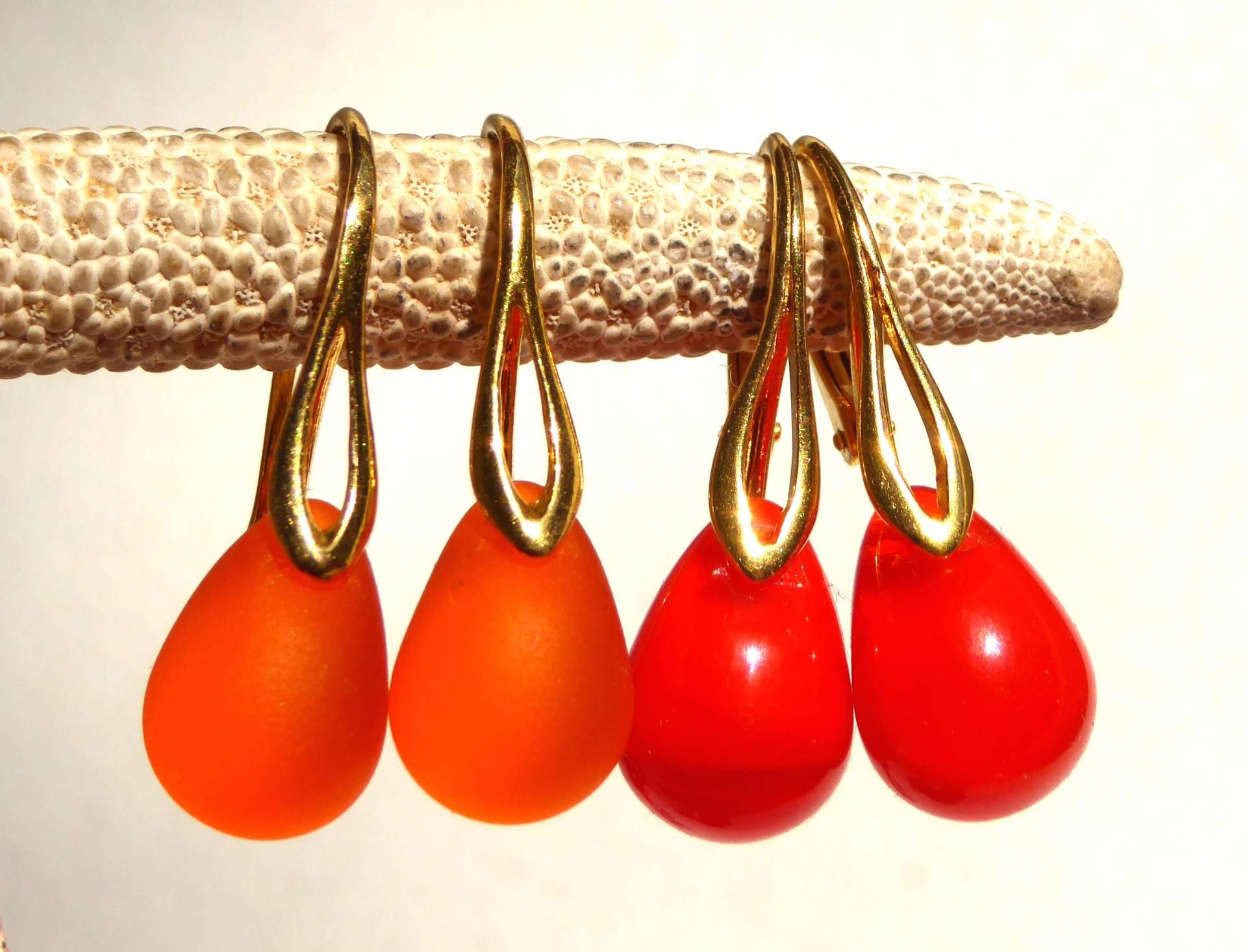 Ohrringe Mit Orangen Tropfen Aus Glas Und Goldene Ohrhaken | Offen Oder Geschlossen von meersusedesign