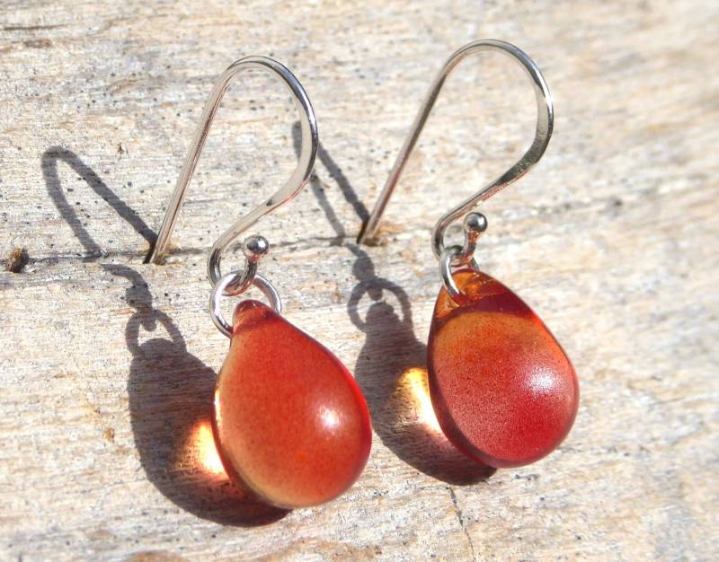 Ohrringe Mit Orangenen Tropfen Aus Glas Und 925-Er Ohrhaken Ohrringe Mit Orangenen Tropfen Aus Glas Und 925-Er Ohrhaken von meersusedesign