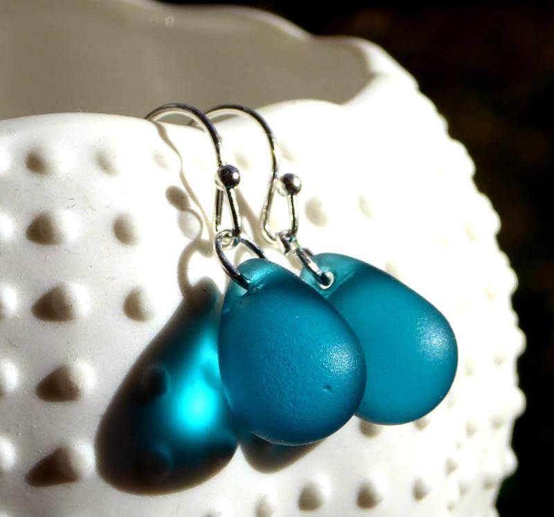 Ohrringe Mit Petrolfarbenen Tropfen Aus Seidenmattem Glas Und Silbernen Ohrhaken von meersusedesign