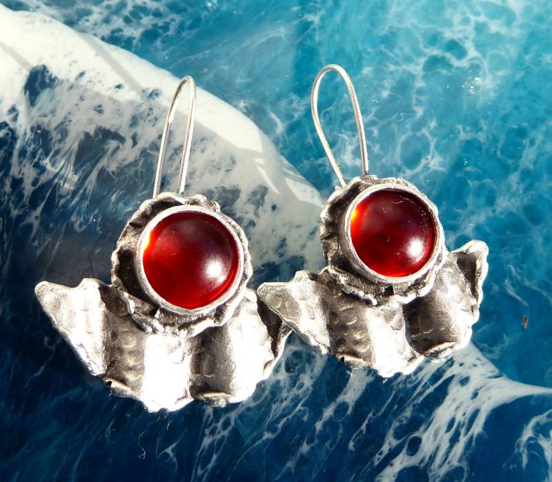 Ohrringe Mit Rotem Glas, Silberfarbend Geschlossenen Ohrhaken von meersusedesign
