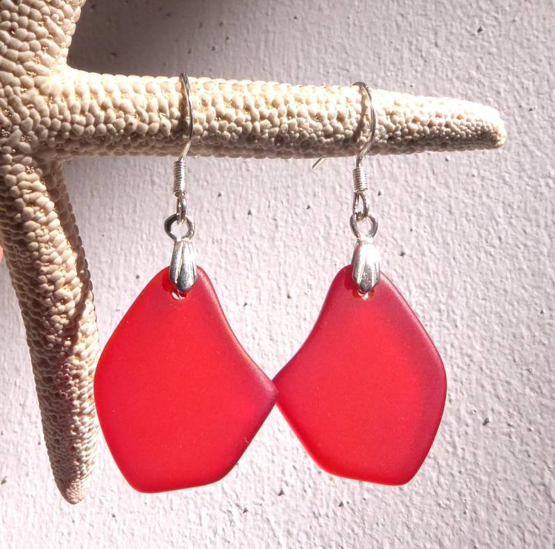 Ohrringe Mit Rotem Seeglas Und Versilberten Ohrhaken von meersusedesign